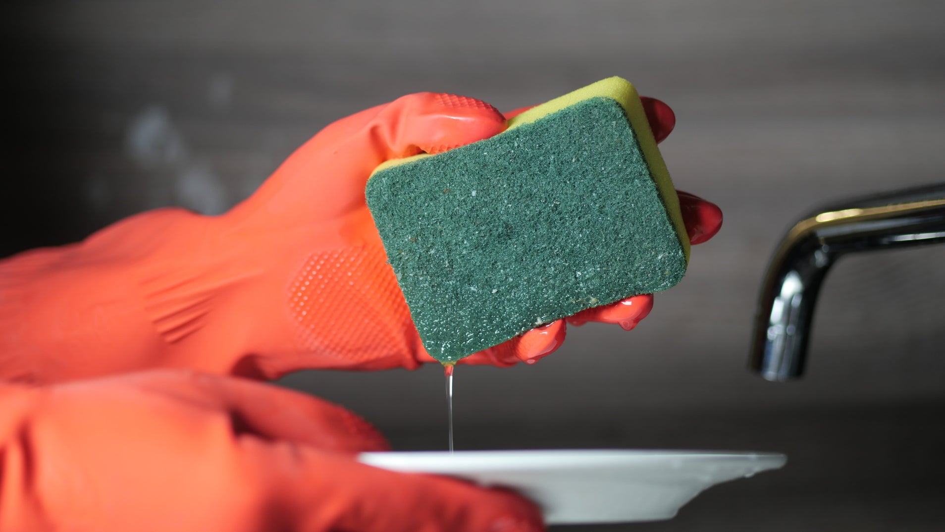 The Importance of Using High-Quality Restaurant Dishwasher Gloves: A Guide for Safe and Efficient Cleaning